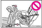 ●Adjust the front passenger seat so that it does not interfere with the child