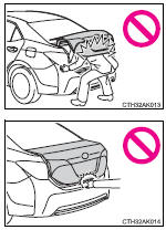 ●Do not attach any accessories other than genuine Toyota parts to the trunk lid.