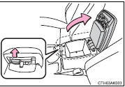 ► Upper level box Lift the lid while pulling