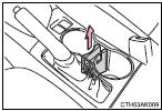 2 Change the cup holder insert position.