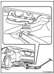 3 Before raising the vehicle, make sure that the floor jack is positioned so