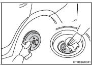 2 Install the tire and loosely tighten each wheel nut by hand by approximately