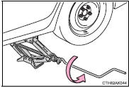 4 Firmly tighten each wheel nut two or three times in the order shown in the