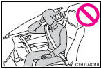 ●Ne laissez personne s’agenouiller sur les sièges passagers en appui contre la