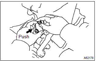 Toyota Corolla. Adjust valve clearance