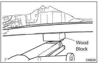 Toyota Corolla. Temporary tighten rear axle beam assy