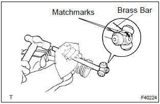 Toyota Corolla. Remove front axle inboard joint sub–assy lh