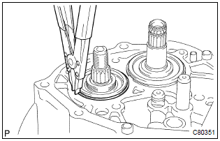 Toyota Corolla. Remove output shaft rear bearing hole snap ring