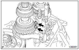 Toyota Corolla. Remove gear shift fork shaft no.2