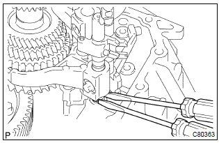 Toyota Corolla. Remove gear shift fork shaft sub–assy