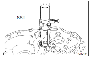 Toyota Corolla. Remove output shaft front bearing