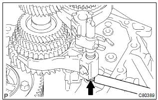 Toyota Corolla. Install gear shift fork shaft sub–assy