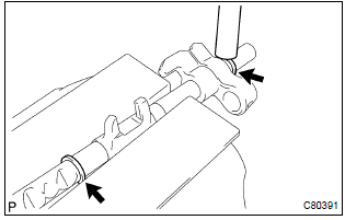 Toyota Corolla. Install gear shift fork shaft no.3