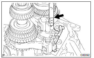 Toyota Corolla. Install gear shift fork shaft no.3