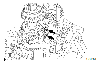 Toyota Corolla. Install gear shift fork shaft no.2