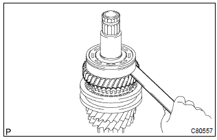 Toyota Corolla. Inspect 4th gear thrust clearance