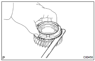 Toyota Corolla. Inspect 4th gear synchronizer ring