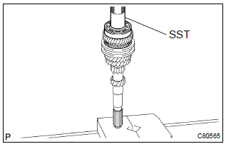 Toyota Corolla. Install input shaft rear radial ball bearing