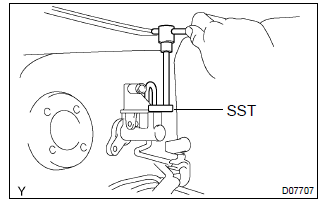 Toyota Corolla. Connect clutch master cylinder to flexible hose tube