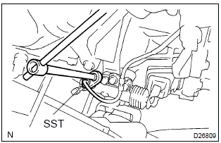 Toyota Corolla. Connect clutch release cylinder to flexible hose tube