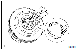 Toyota Corolla. Remove magnet clutch assy