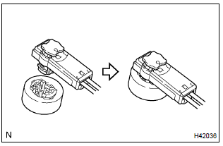 Toyota Corolla. Dispose of horn button assy