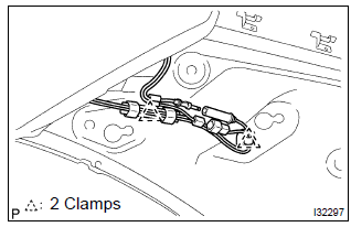 Toyota Corolla. Disconnect antenna cord sub–assy