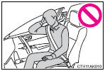 ●Do not allow anyone to kneel on the passenger seats toward the door or put their
