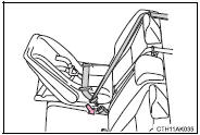 3 Fully extend the shoulder belt and allow it to retract to put it in lock mode.