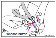 Adjusting the seat belt shoulder anchor height (front seats)