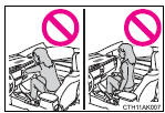 ●Ne laissez pas un enfant se tenir debout devant le coussin gonflable passager