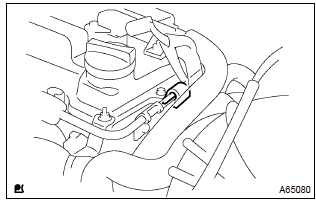 Toyota Corolla. Remove efi fuel pipe clamp