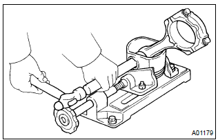 Toyota Corolla. Remove w/pin piston sub–assy