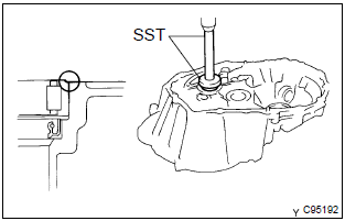 Toyota Corolla.  Install input shaft front bearing