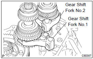 Toyota Corolla. Install gear shift fork shaft sub–assy no.1