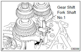 Toyota Corolla. Install gear shift fork shaft sub–assy