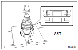 Toyota Corolla.  Install transmission clutch hub no.2